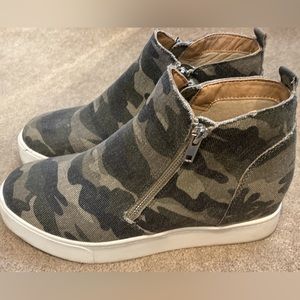 Blowfish wedge bootie size 8 1/2